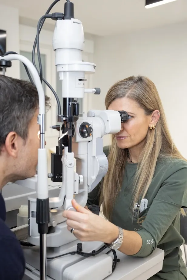 Dra. Julia Sempere en su consulta en Clínica Sempere Alcoy